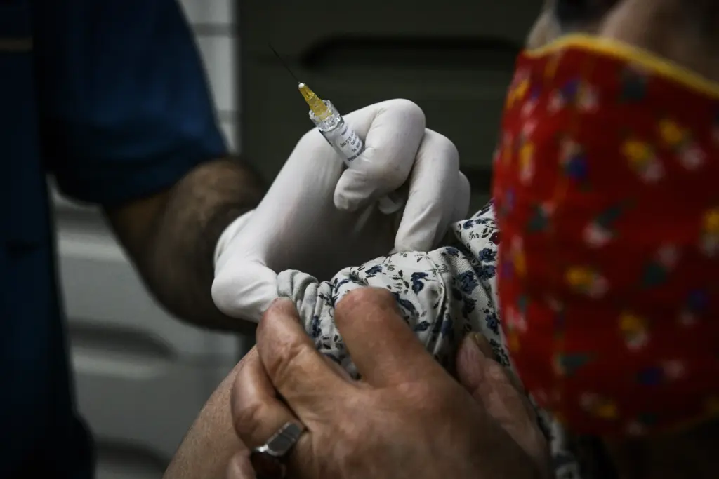 Ερωτήσεις και απαντήσεις για την τρίτη δόση του εμβολίου – “Στο τέλος όλοι θα την κάνουμε”