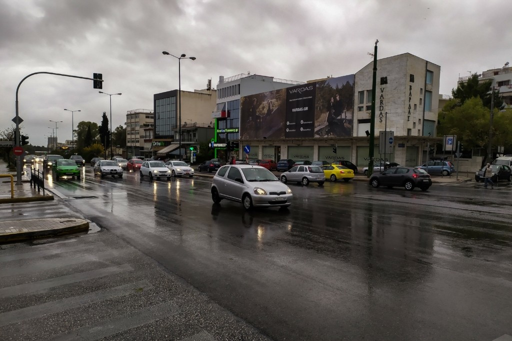 Τοπικές καταιγίδες και συννεφιά σε όλη τη χώρα την Παρασκευή