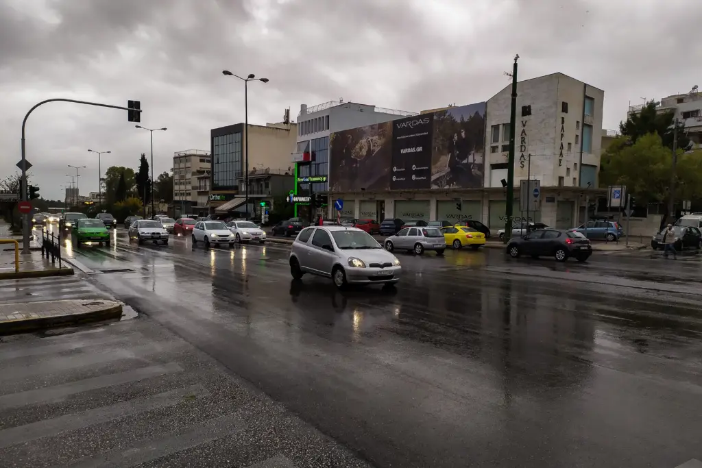 Τοπικές καταιγίδες και συννεφιά σε όλη τη χώρα την Παρασκευή