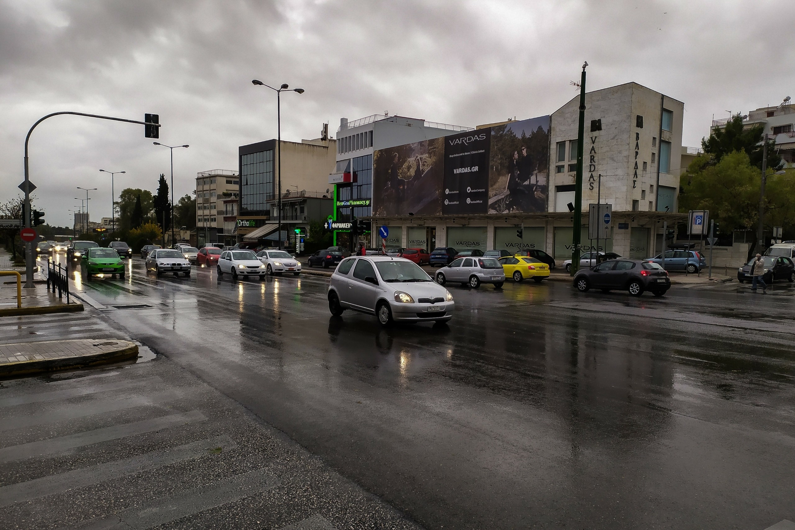 Τοπικές καταιγίδες και συννεφιά σε όλη τη χώρα την Παρασκευή