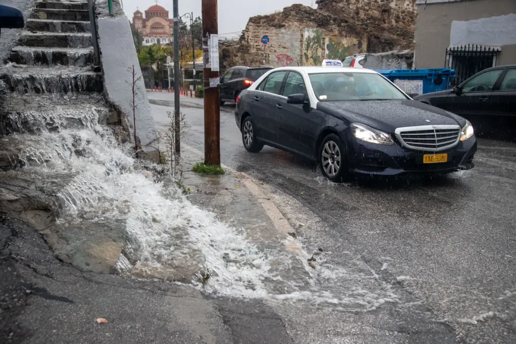 Πλημμύρες, ζημιές και προβλήματα προκάλεσε η “Αθηνά” στην Κέρκυρα – Πού θα “χτυπήσει” τις επόμενες ώρες (pics&vids)