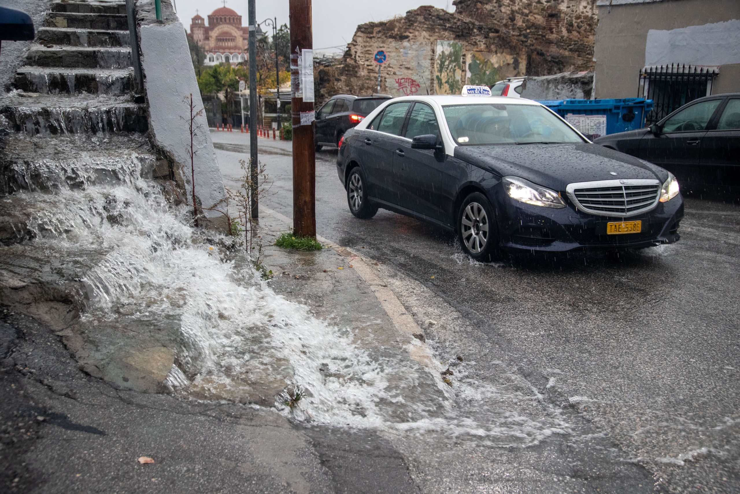 Πλημμύρες, ζημιές και προβλήματα προκάλεσε η “Αθηνά” στην Κέρκυρα – Πού θα “χτυπήσει” τις επόμενες ώρες (pics&vids)