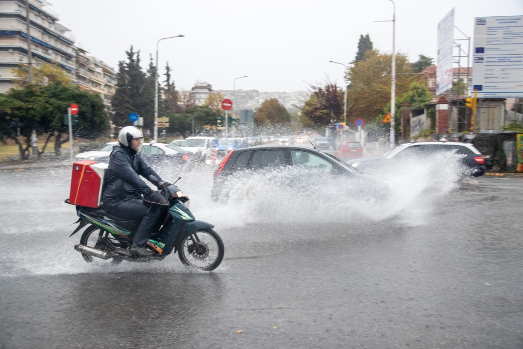 Σάρωσε τη Βόρεια Ελλάδα ο “Μπάλλος” – Ρέματα ξεχείλισαν, εκκενώθηκαν σπίτια, έκλεισαν δρόμοι (pics&vids)