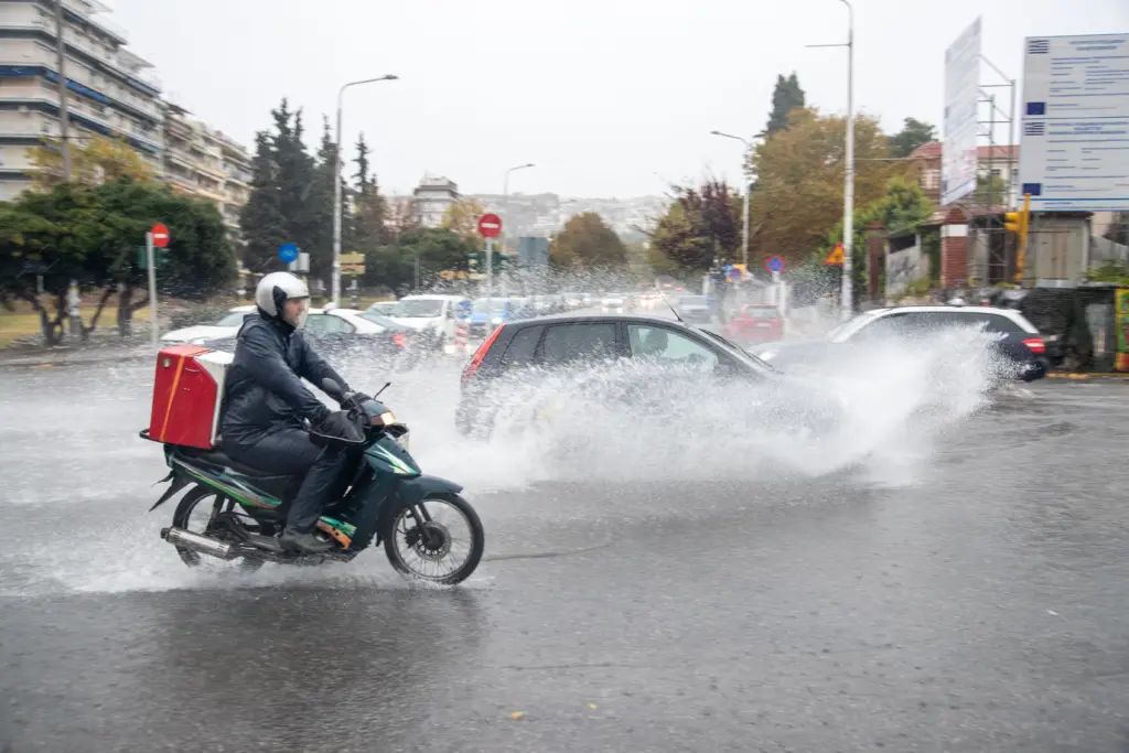 Σάρωσε τη Βόρεια Ελλάδα ο “Μπάλλος” – Ρέματα ξεχείλισαν, εκκενώθηκαν σπίτια, έκλεισαν δρόμοι (pics&vids)