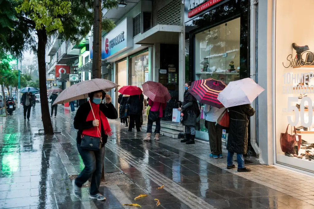 “Με άγριες διαθέσεις” έφτασε στην Αττική ο “Μπάλλος” – Βροχές και καταιγίδες σε όλη τη χώρα (pic&vid)