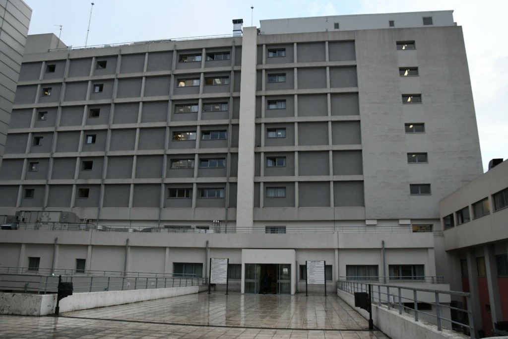 Χαμός στο νοσοκομείο “Άγιος Ανδρέας” στην Πάτρα – Ασθενής άρπαξε πυροσβεστήρα και επιτέθηκε σε γιατρούς (pics)