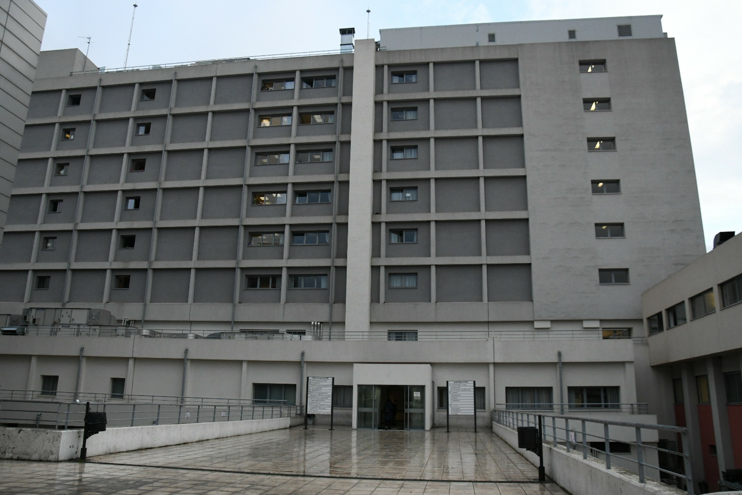 Χαμός στο νοσοκομείο “Άγιος Ανδρέας” στην Πάτρα – Ασθενής άρπαξε πυροσβεστήρα και επιτέθηκε σε γιατρούς (pics)