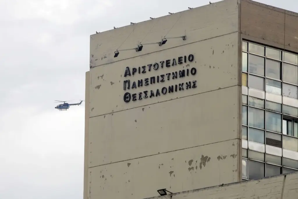 Άνοιξαν τα αμφιθέατρα του ΑΠΘ για τους φοιτητές – Φόρεσαν τις μάσκες τους και παρακολούθησαν το μάθημα