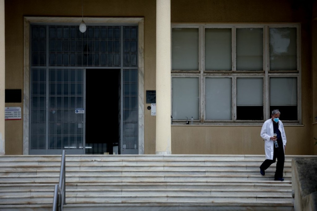 Μεγάλη ανησυχία των ειδικών για τα αυξημένα κρούσματα – Οκτώ περιοχές καταγράφουν τριψήφια νούμερα