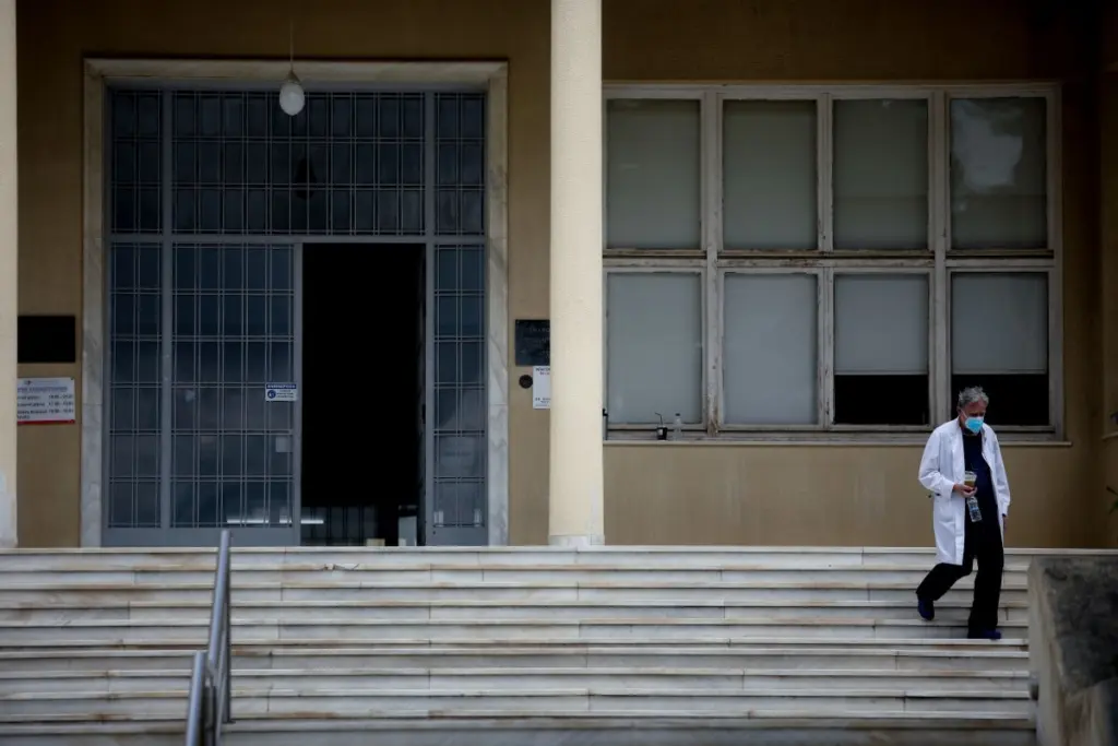 Μεγάλη ανησυχία των ειδικών για τα αυξημένα κρούσματα – Οκτώ περιοχές καταγράφουν τριψήφια νούμερα