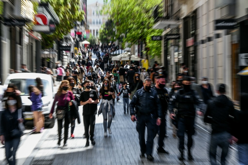 Φοροελαφρύνσεις και ενίσχυση του εισοδήματος “ετοιμάζει” η κυβέρνηση – Το σχέδιο για την αντιμετώπιση της ακρίβειας
