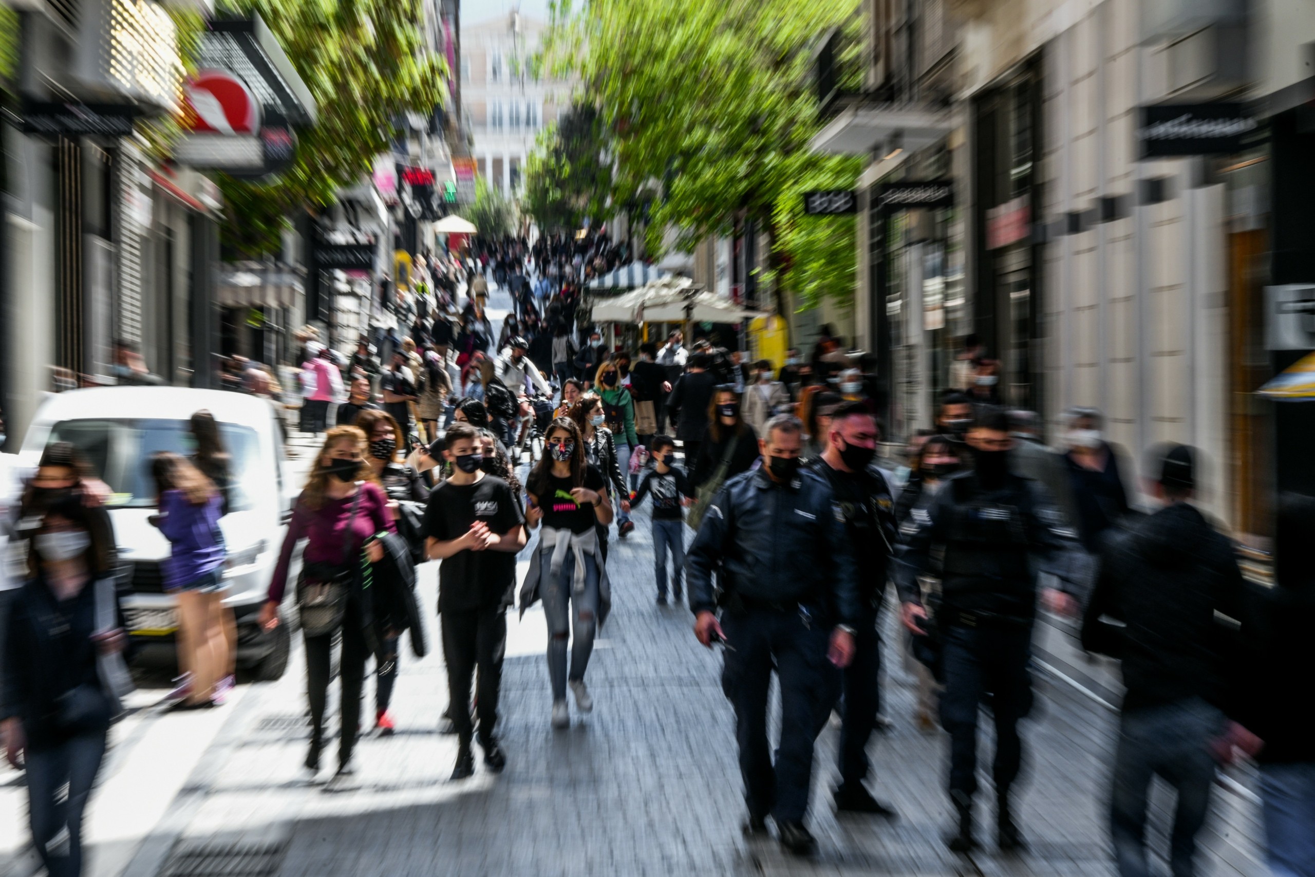 Φοροελαφρύνσεις και ενίσχυση του εισοδήματος “ετοιμάζει” η κυβέρνηση – Το σχέδιο για την αντιμετώπιση της ακρίβειας
