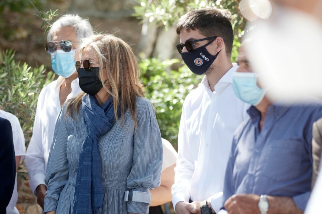 Βραδινή βόλτα για τη Μαρέβα Γκραμπόφσκι και τον γιο της Κωνσταντίνο στα Χανιά
