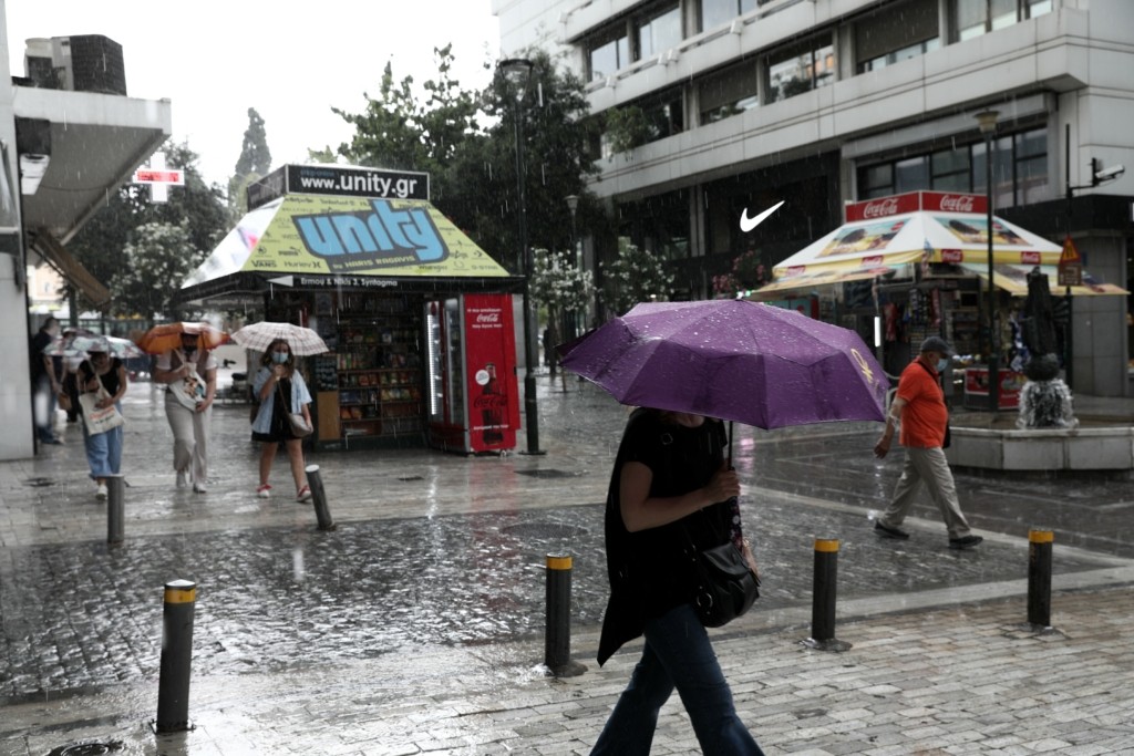 Σφυροκοπά αλύπητα τη χώρα η “Αθηνά” – Χαλάζι, καταιγίδες και ισχυροί άνεμοι – Πού θα χτυπήσει η κακοκαιρία (vid)