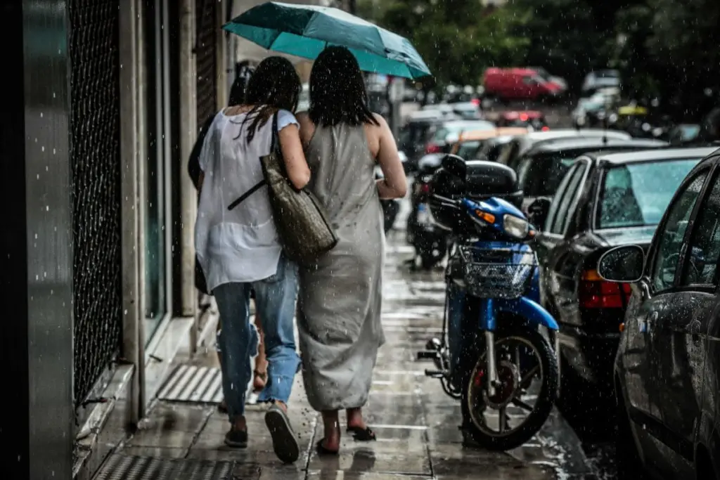 Η κακοκαιρία “Αθηνά” έτοιμη να κάνει την εμφάνιση της – Ποιες περιοχές θα “χτυπήσει”