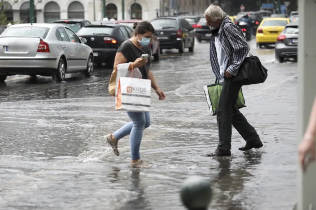 Συνεχίζεται η κακοκαιρία με καταιγίδες, χαλάζι και ανέμους την Παρασκευή