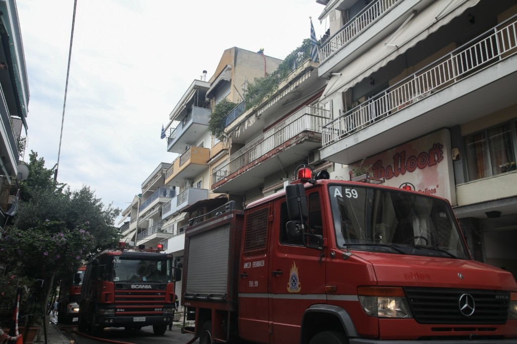 Στις φλόγες τυλίχθηκε διαμέρισμα στη Θεσσαλονίκη – Ο ένοικος πήδηξε στο διπλανό μπαλκόνι για να σωθεί (pics&vid)