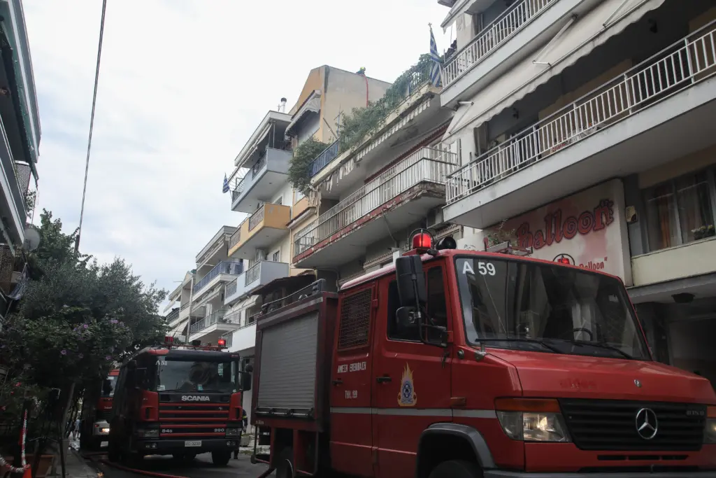 Στις φλόγες τυλίχθηκε διαμέρισμα στη Θεσσαλονίκη – Ο ένοικος πήδηξε στο διπλανό μπαλκόνι για να σωθεί (pics&vid)