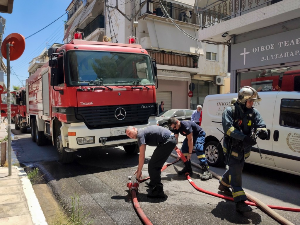 Φωτιά σε πολυκατοικία στον Κολωνό