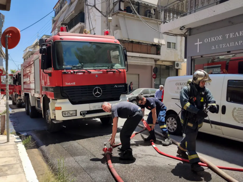 Φωτιά σε πολυκατοικία στον Κολωνό