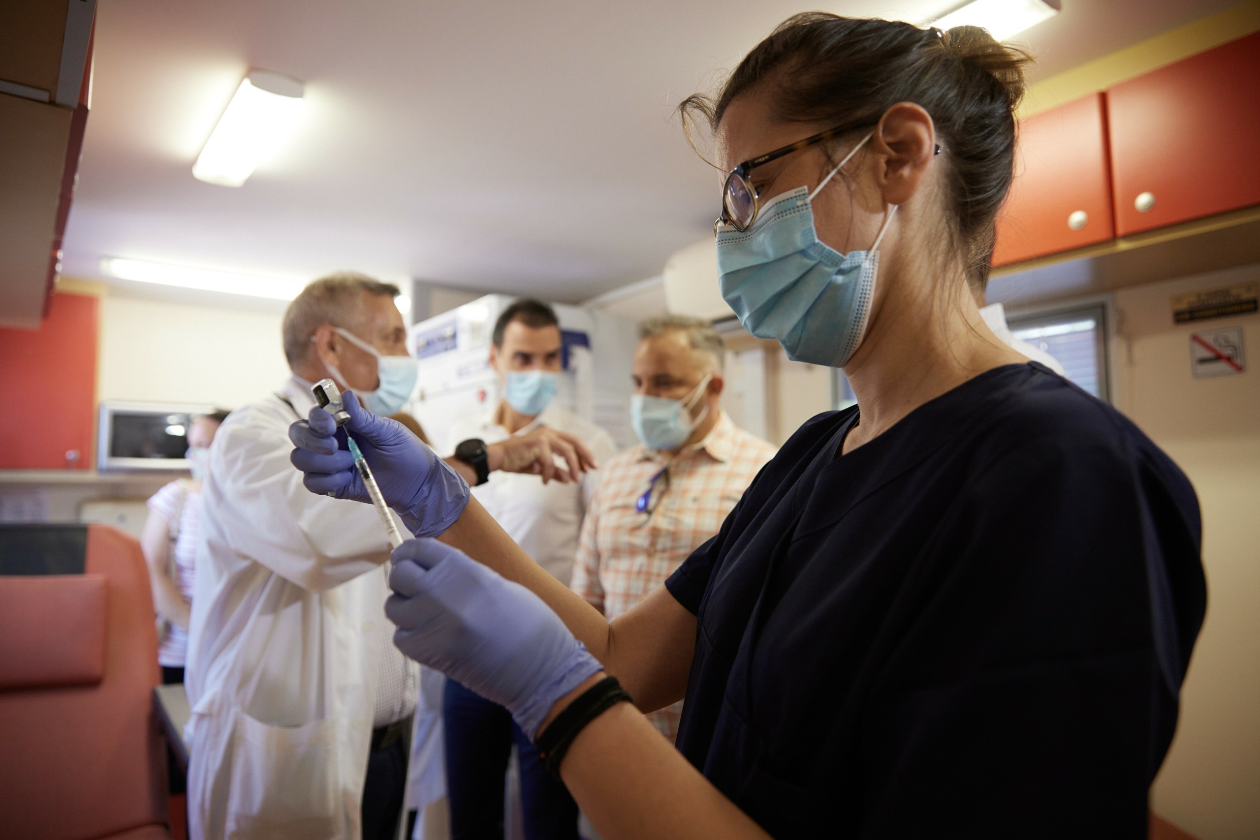 Αύριο Τρίτη θα κάνει την τρίτη δόση του εμβολίου ο Κυριάκος Μητσοτάκης – Τι δήλωσε ο Γιάννης Οικονόμου (vid)