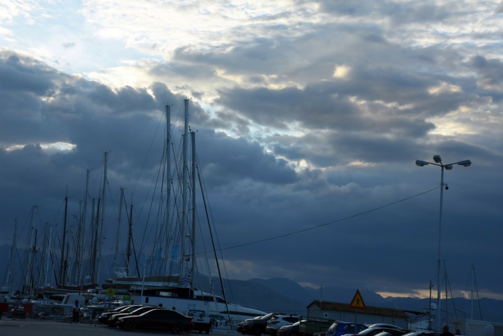 Με τοπικές βροχές και ανέμους στο Αιγαίο ξεκινά η εβδομάδα