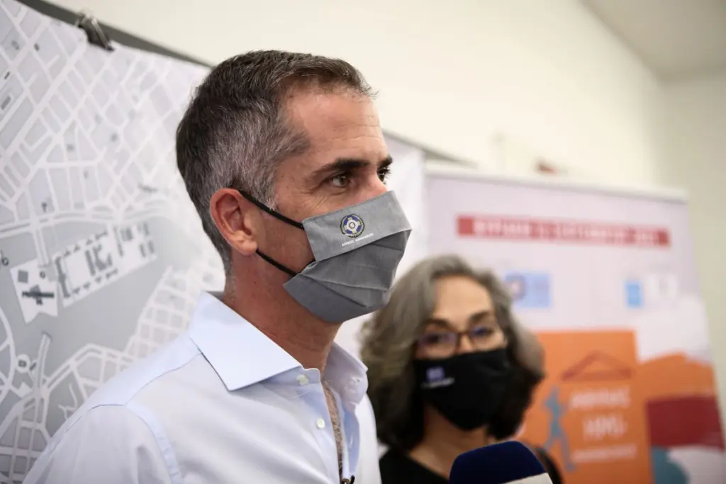 Συγκινητικό! Ο Κώστας Μπακογιάννης πάντρεψε ένα ζευγάρι 87 και 85 ετών (pic)