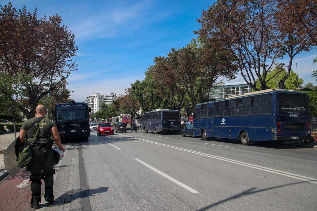Δεκατέσσερις προσαγωγές για την επίθεση ακροδεξιών σε μέλη της ΚΝΕ – Μήνυση από τον βουλευτή του ΚΚΕ Στολτίδη (pic&vids)