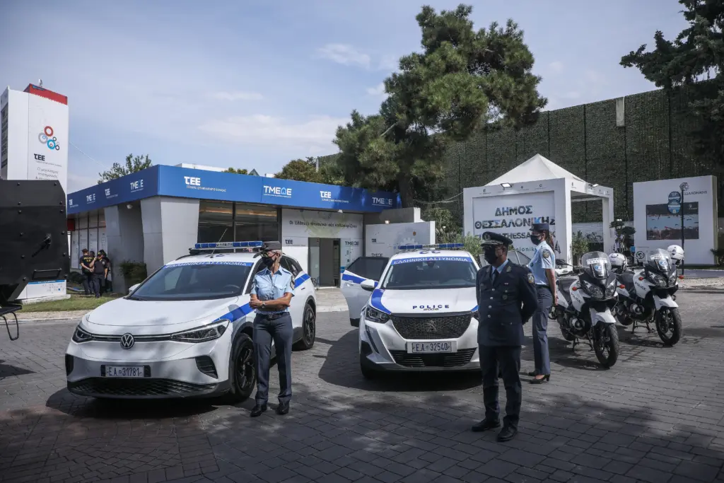 Χαμός στη Θεσσαλονίκη – Ακροδεξιοί επιτέθηκαν με στυλιάρια σε μέλη της ΚΝΕ που έκαναν αφισοκόλληση (pics)