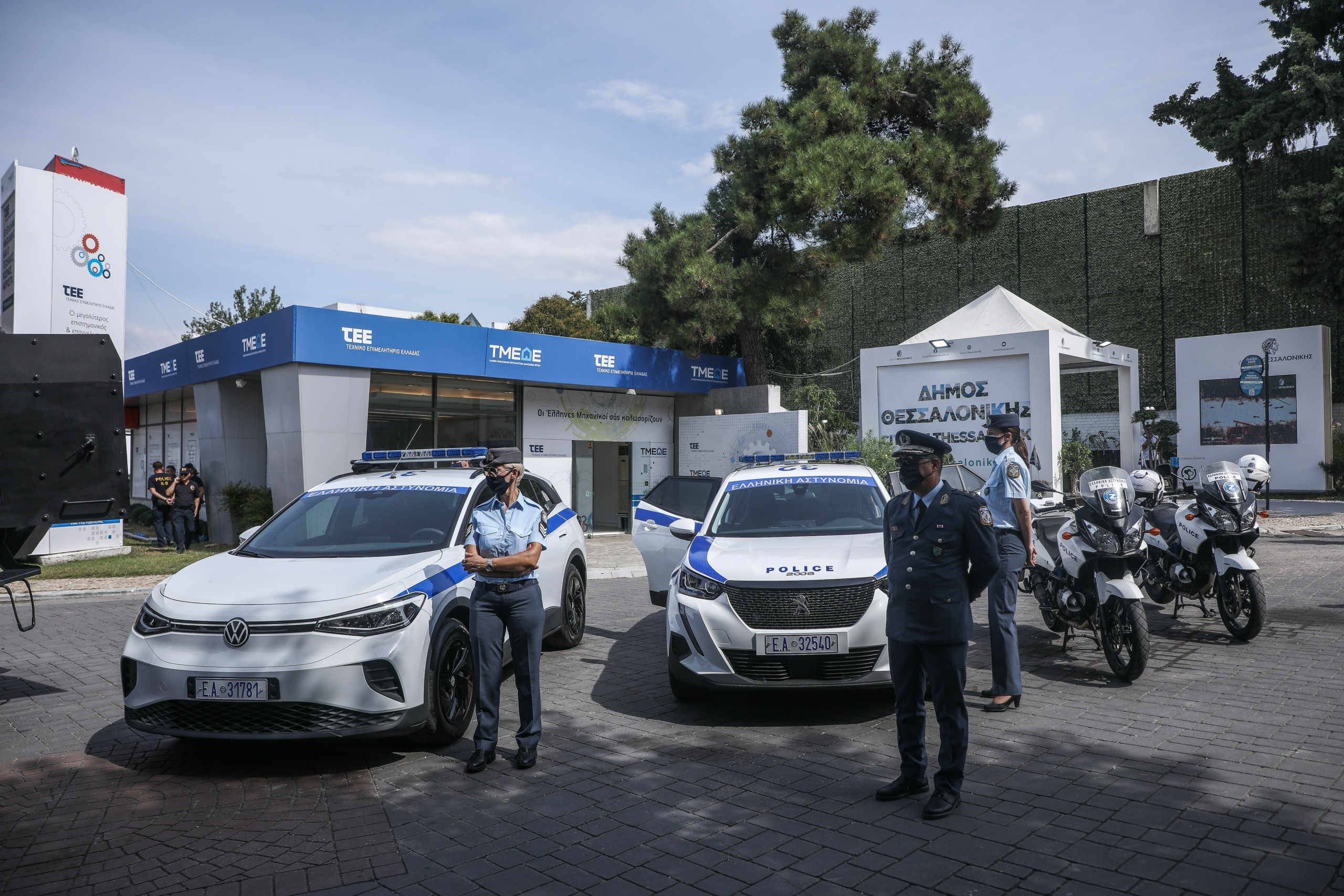 Χαμός στη Θεσσαλονίκη – Ακροδεξιοί επιτέθηκαν με στυλιάρια σε μέλη της ΚΝΕ που έκαναν αφισοκόλληση (pics)