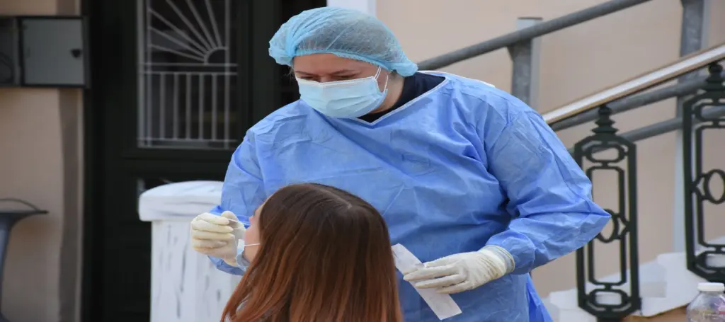 2.197 νέα κρούσματα για το Σάββατο – Ανεβαίνει το ποσοστό των ανεμβολίαστων διασωληνωμένων