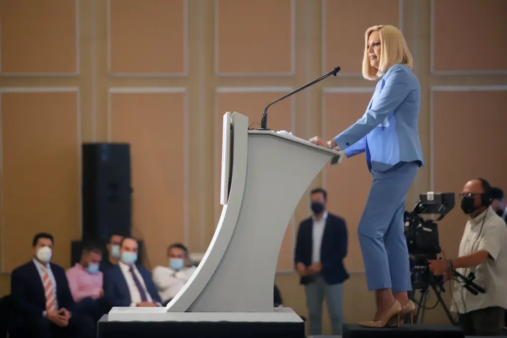 Όταν η Φώφη Γεννηματά χόρευε το ζεϊμπέκικο της Ευδοκίας ανήμερα της γιορτής της (vid)