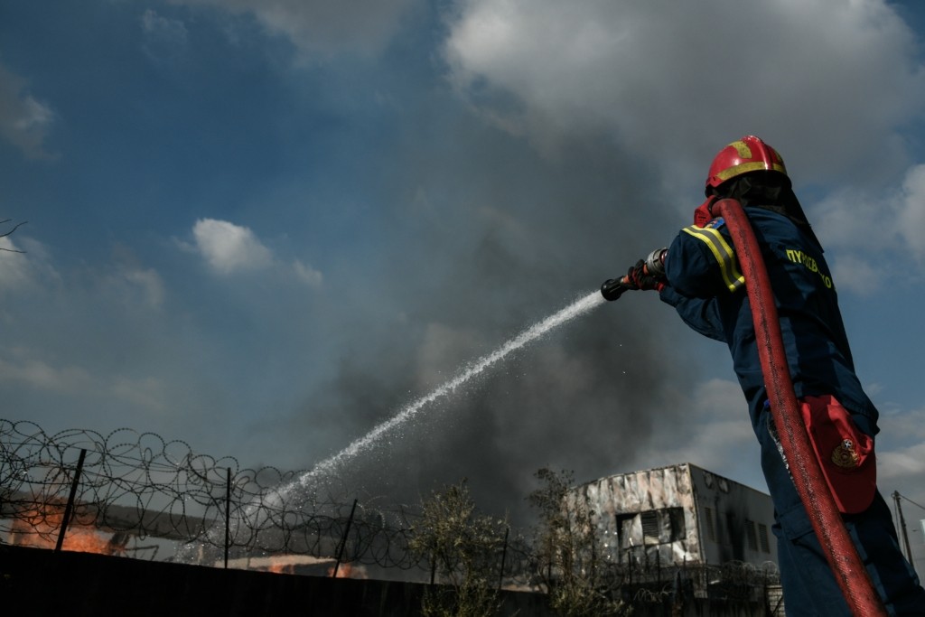 Yπό έλεγχο η φωτιά στο αεροδρόμιο του Αράξου (pics&vid)