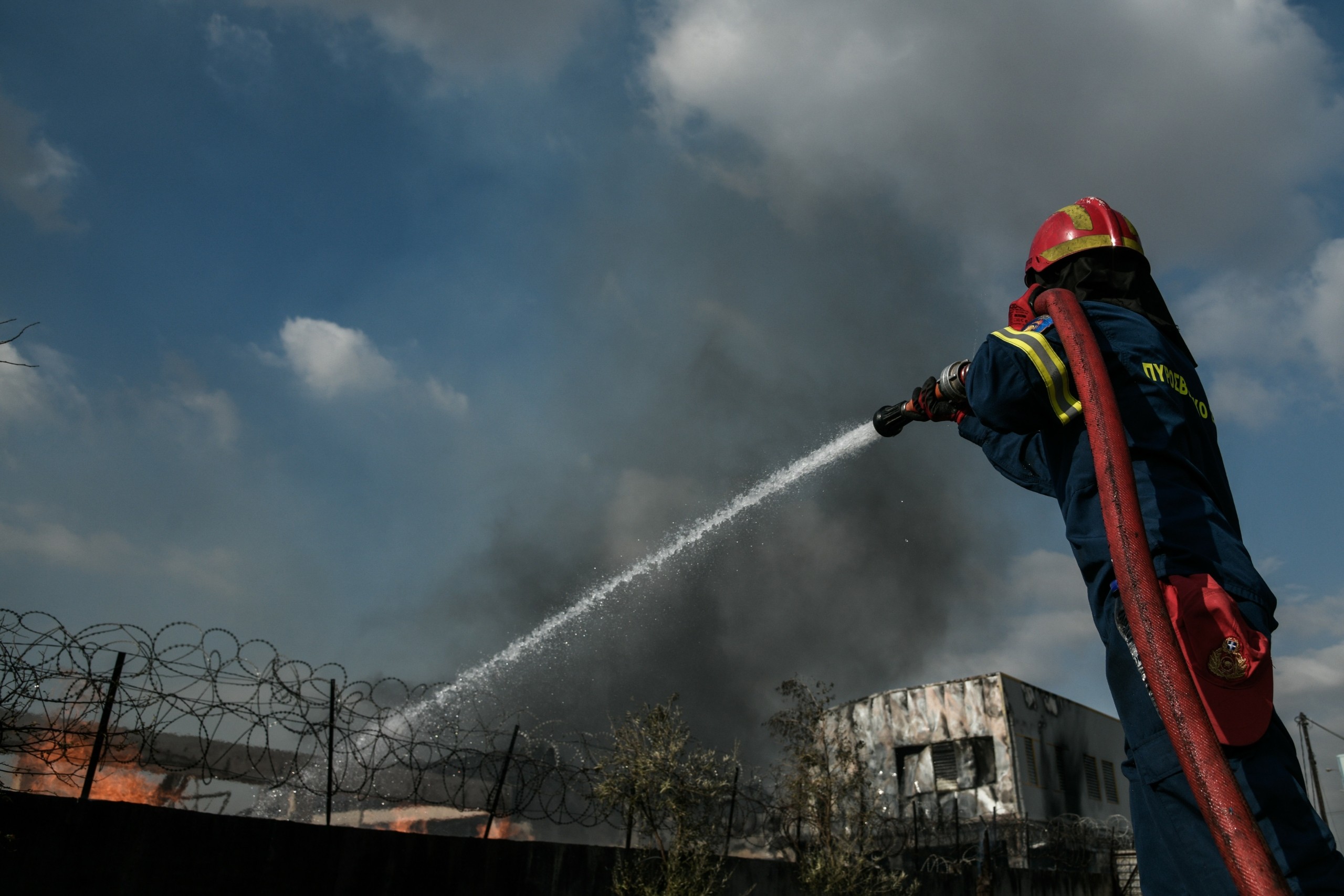Yπό έλεγχο η φωτιά στο αεροδρόμιο του Αράξου (pics&vid)