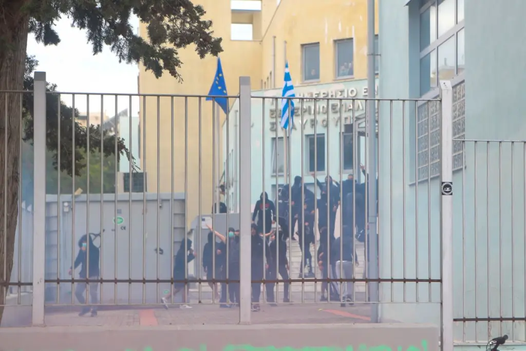 Πληθαίνουν οι επιθέσεις από ακροδεξιούς σε όλη τη χώρα – Φόβοι για προσπάθειες “ανάστασης” της Χρυσής Αυγής