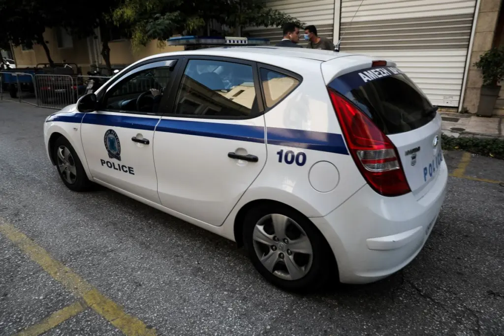 Απίστευτο περιστατικό σε τμήμα της Αθήνας – Αστυνομικός πυροβόλησε κατά λάθος δυο φορές