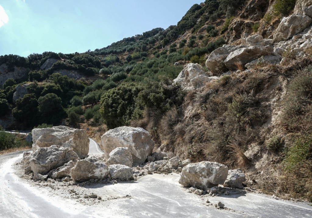 Μεγάλος βράχος ξεκόλλησε και έπεσε σε επαρχιακό δρόμο της Λαμίας – Κίνδυνος για τους οδηγούς (pics)