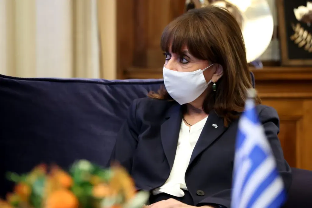 “Χτύπημα” Ρουβίκωνα έξω από το σπίτι της Προέδρου της Δημοκρατίας (pic)
