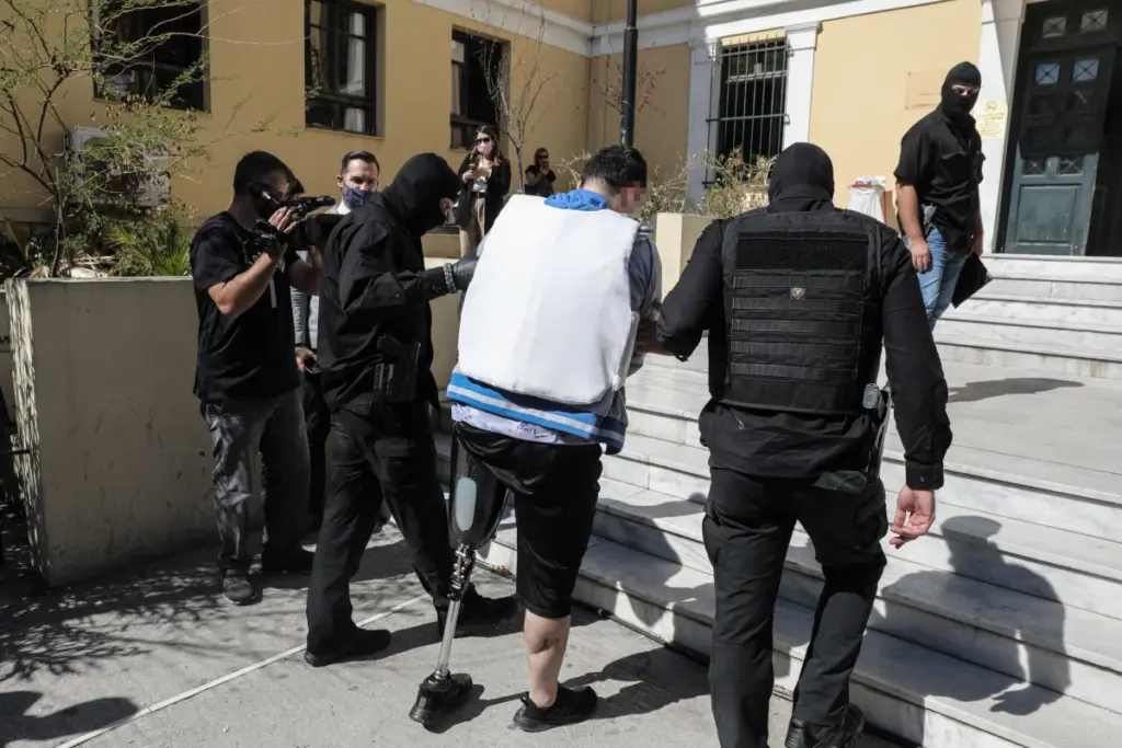 Βίντεο ντοκουμέντο από τον 34χρονο τζιχαντιστή που συνελήφθη στην Αθήνα – Πανηγυρίζει με το όπλο του στο πεδίο μάχης