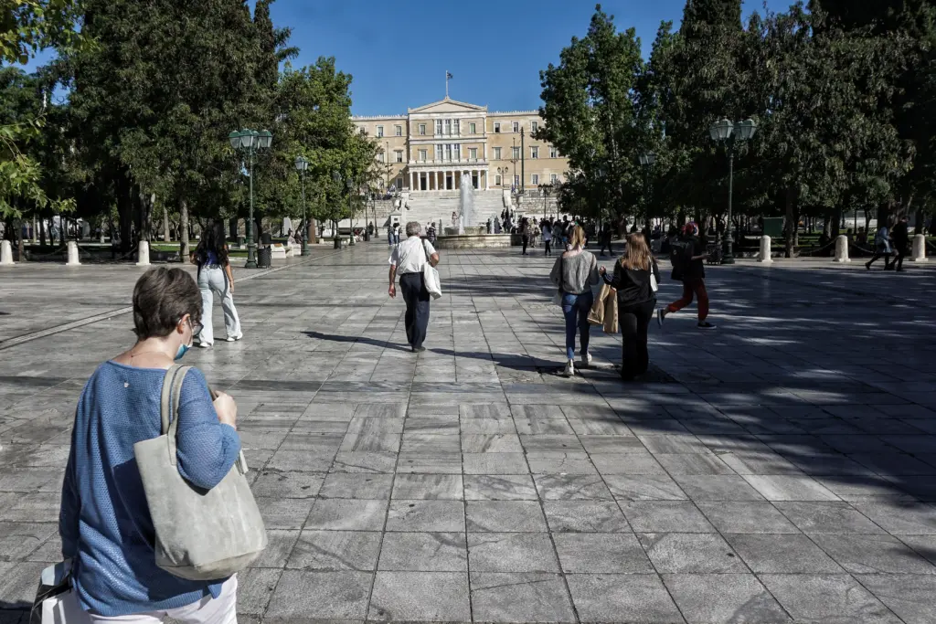 Μείωση του χρέους και πρωτογενή πλεονάσματα “βλέπει” για την Ελλάδα το ΔΝΤ