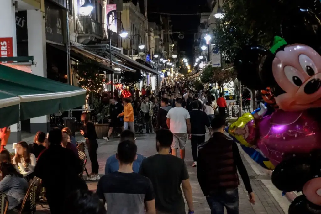 Νέα μέτρα “πέφτουν” στο τραπέζι της κυβέρνησης – Οι αλλαγές σε μεικτούς χώρους και τα δυο rapid test