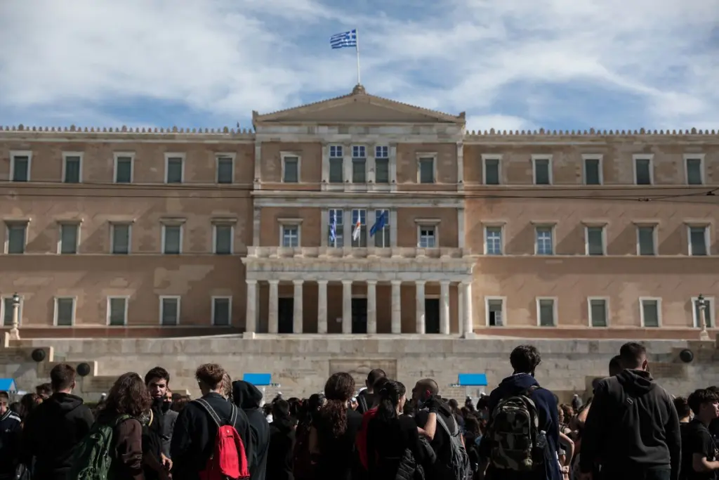 2.383 νέα κρούσματα για τη Δευτέρα – Πόσοι θάνατοι και διασωληνωμένοι ανακοινώθηκαν