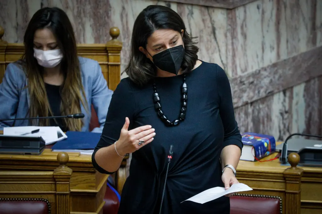 Ο Ρουβίκωνας πέταξε τρικάκια έξω από το σπίτι της Κεραμέως (pic)