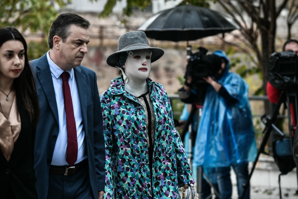“Θα καταρριφθούν τα μυθεύματα της κατηγορούμενης” – Τι δήλωσαν οι δικηγόροι της Ιωάννας μετά την απολογία της Έφης (vids)