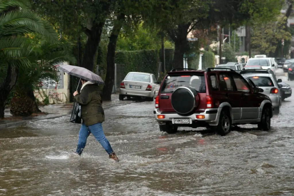 Έριξε σε 7 ώρες το 1/3 της βροχής που θα έριχνε σε ένα χρόνο στην Αθήνα
