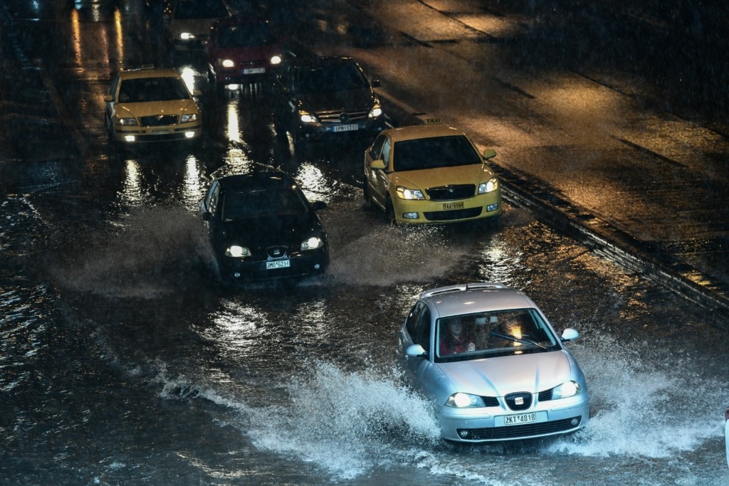 Άνοιξαν ξανά οι ουρανοί στην Αττική – Φόβοι για ακραία καιρικά φαινόμενα
