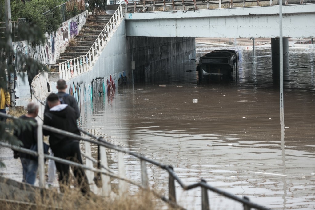 “Στις επάλξεις” ο κρατικός μηχανισμός για την κακοκαιρία – Όλα τα έκτακτα μέτρα (pics)