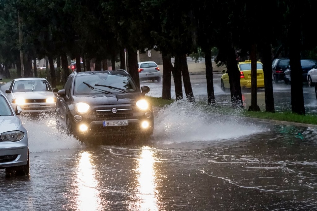 Συνεχίζεται η κακοκαιρία με καταιγίδες, χιόνια και ανέμους σε όλη τη χώρα