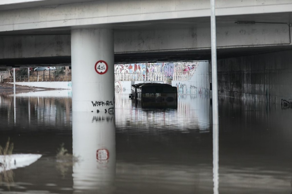 Παραμένει στην παλιά παραλιακή το λεωφορείο που ‘”βούλιαξε” από την ισχυρή βροχόπτωση (pics)