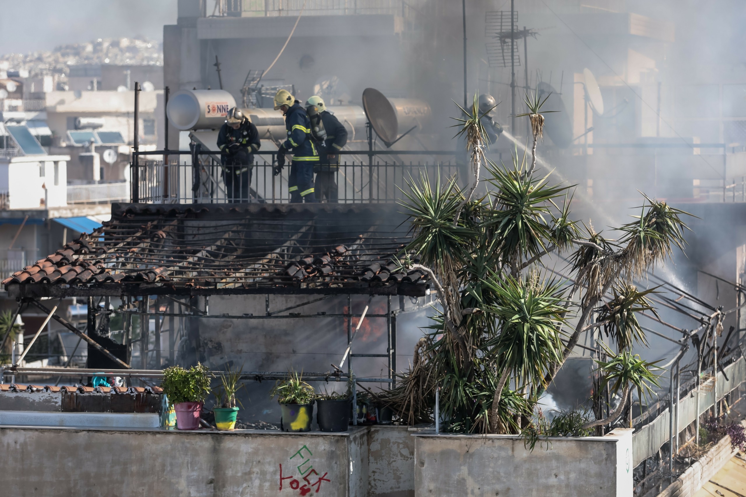 Βίντεο ντοκουμέντο από τη φωτιά στον Κολωνό – Η στιγμή που ένοικος πηδά από τον 4ο όροφο (pics&vid)